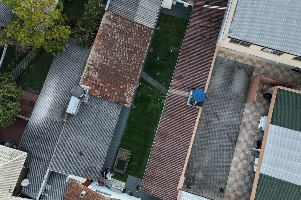 Ortofoto vertical de quadra urbana obtida por drone