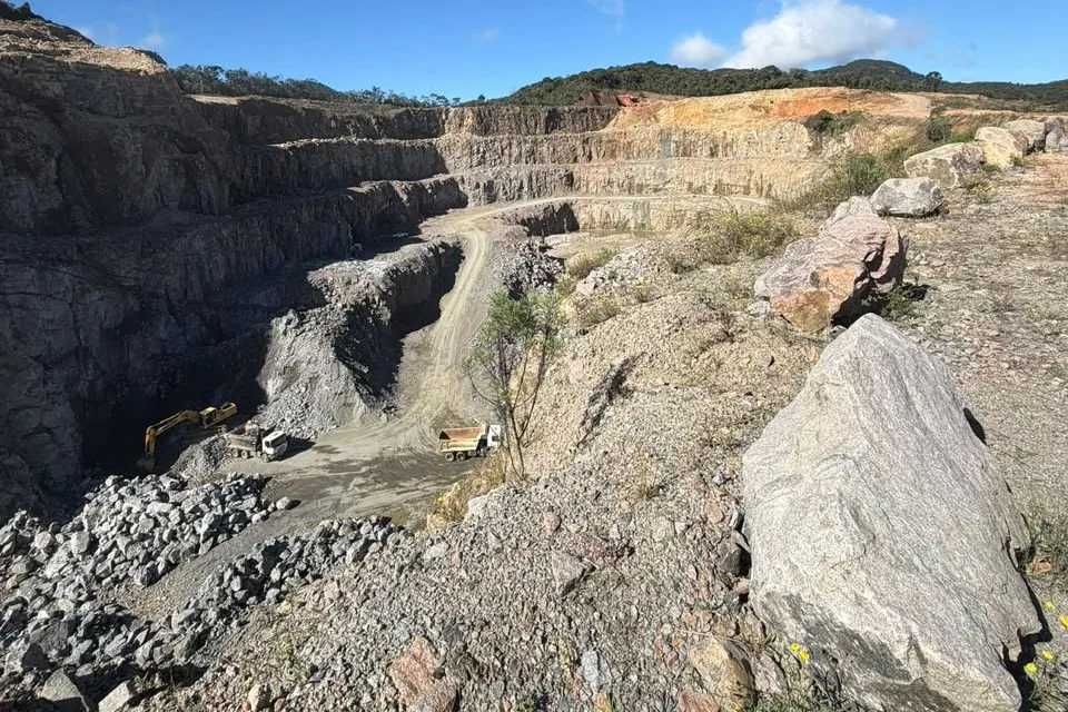 Frente de lavra em bancadas de pedreira sujeita a licenciamento ambiental